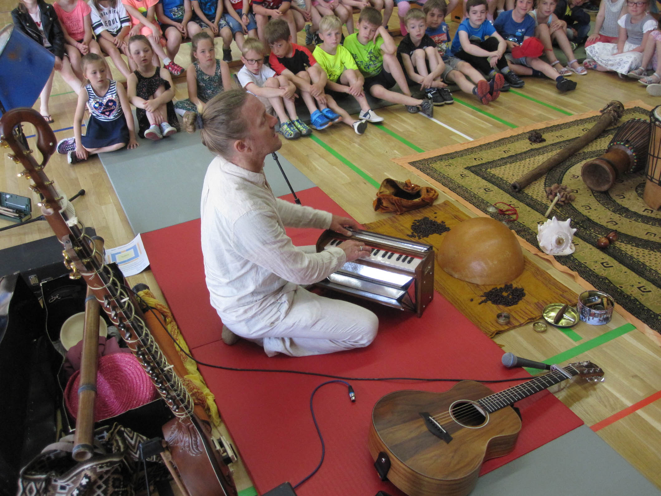 David Mages mit seinen Instrumenten